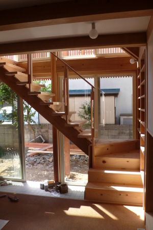 小平の家・リビング・土間・階段